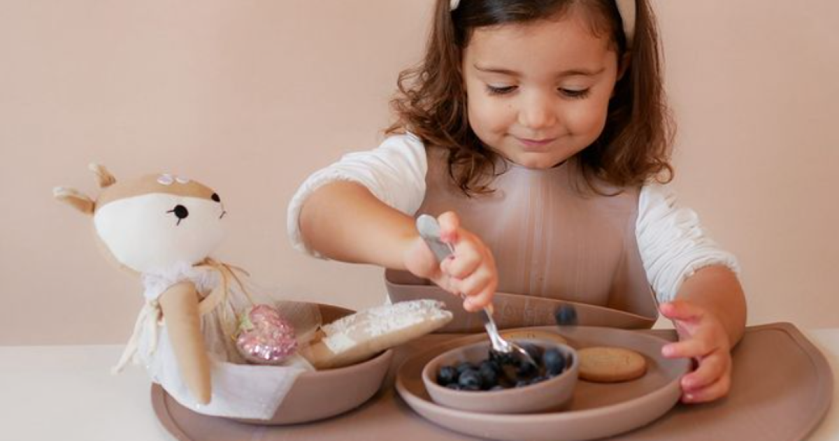 離乳食の食器セットの選び方とeeveveのおすすめアイテムをご紹介!の説明をしている