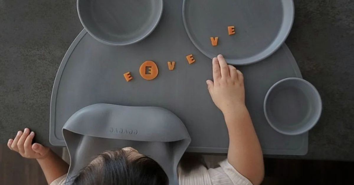 安心して使える子供用の食器とは?長く使えるeeveveのシリコン食器をご紹介の説明をしている
